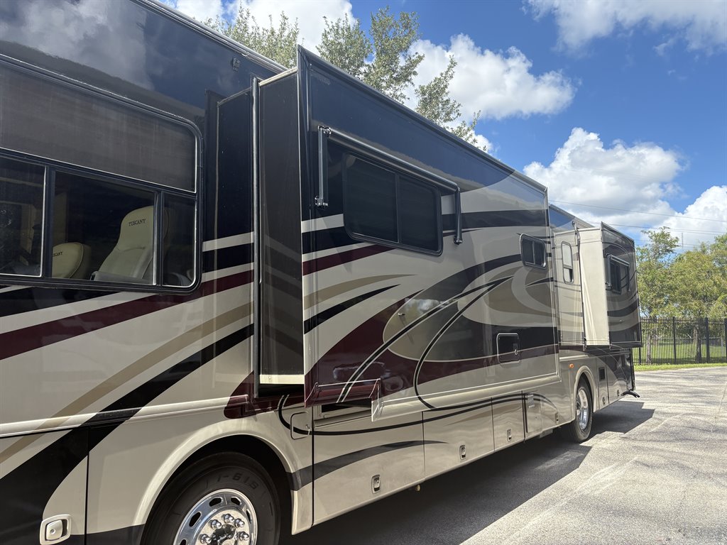 2011 Freightliner Xc Raised Rail Rear Engine Motor Home Chassis - $89,000